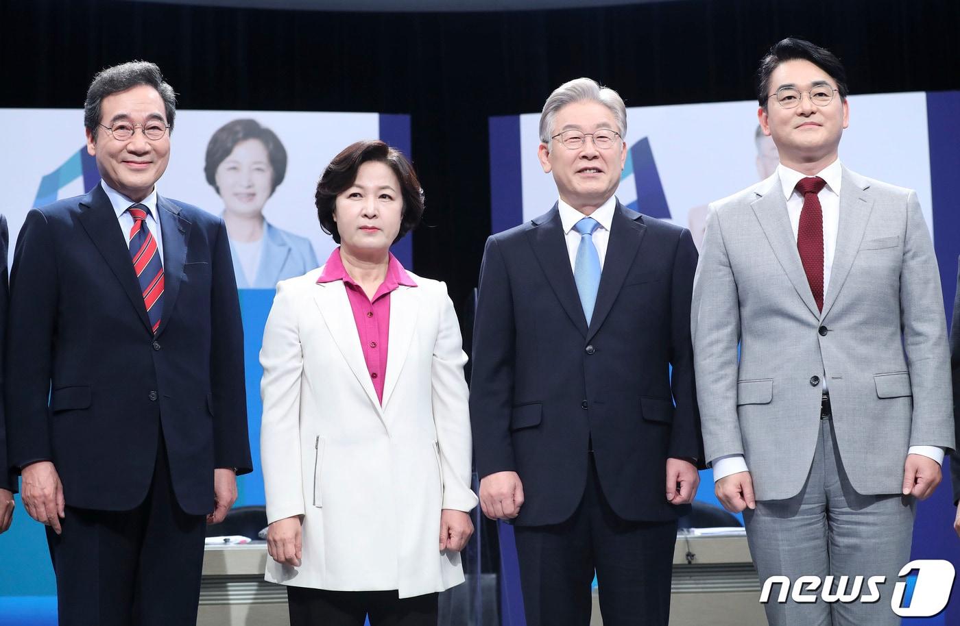 더불어민주당 대선 경선 후보인 이낙연(왼쪽부터), 추미애, 이재명, 박용진 후보가 5일 경기 부천시 OBS경인TV에서 열린 더불어민주당 제20대 대통령선거 후보자 방송토론회에 앞서 포토타임을 갖고 포즈를 취하고 있다. 2021.10.5/뉴스1 ⓒ News1 국회사진취재단