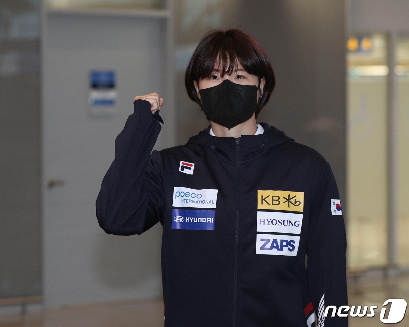 본문 이미지 - 베이징 동계올림픽을 준비하는 김유란(봅슬레이)이 5일 오후 인천국제공항 2터미널에서 중국으로 출국하기 전 파이팅을 외치고 있다. 2021.10.5/뉴스1 ⓒ News1 신웅수 기자