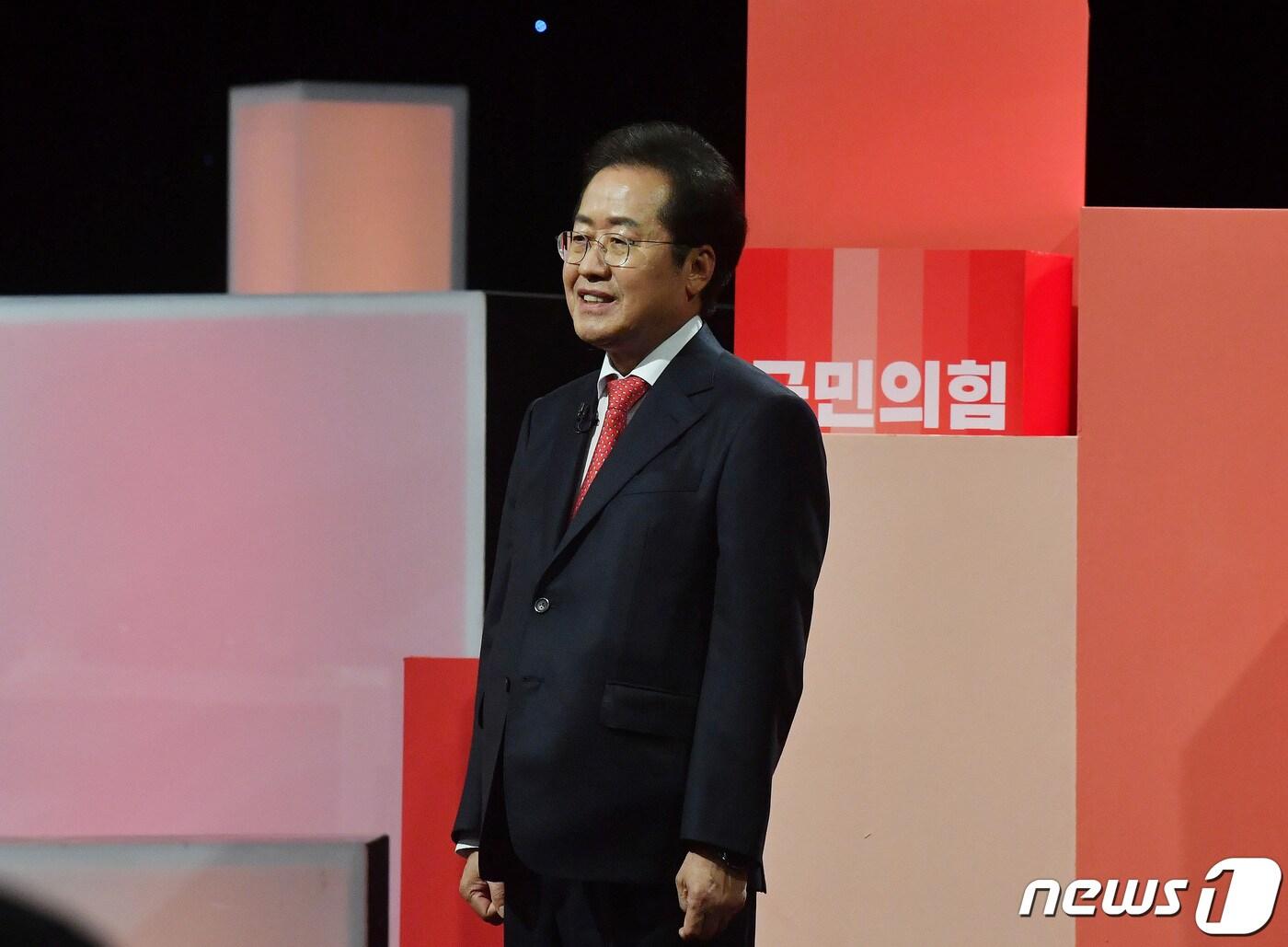 본문 이미지 - 홍준표 국민의힘 대선 경선 후보가 5일 오후 서울 여의도 한국방송공사(KBS) 스튜디오에서 열린 제6차 방송토론회에서 인사말을 하고 있다. 2021.10.5/뉴스1 ⓒ News1 국회사진취재단