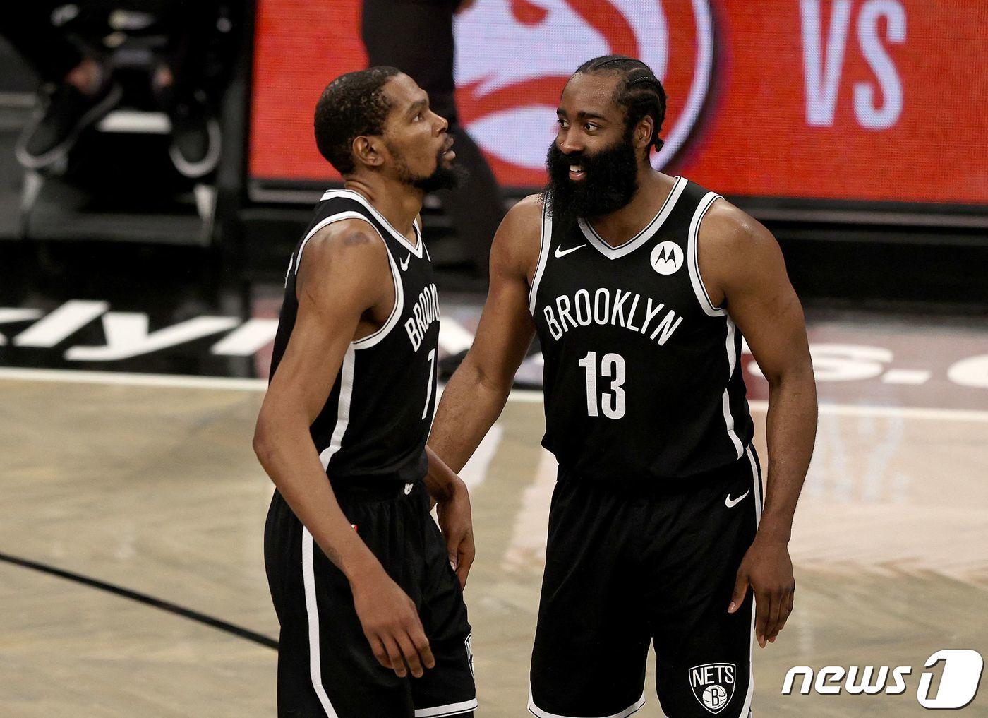 본문 이미지 - 브루클린 네츠의 케빈 듀란트와 제임스 하든. ⓒ AFP=뉴스1