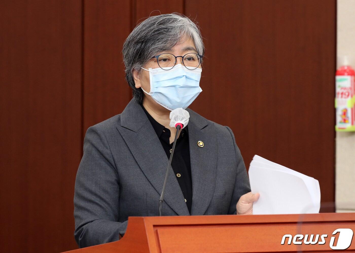 정은경 질병관리청장이 6일 서울 여의도 국회에서 열린 보건복지위원회의 보건복지부·질병관리청 등에 대한 국정감사에 출석해 업무보고를 하고 있다. 2021.10.6/뉴스1 ⓒ News1 구윤성 기자