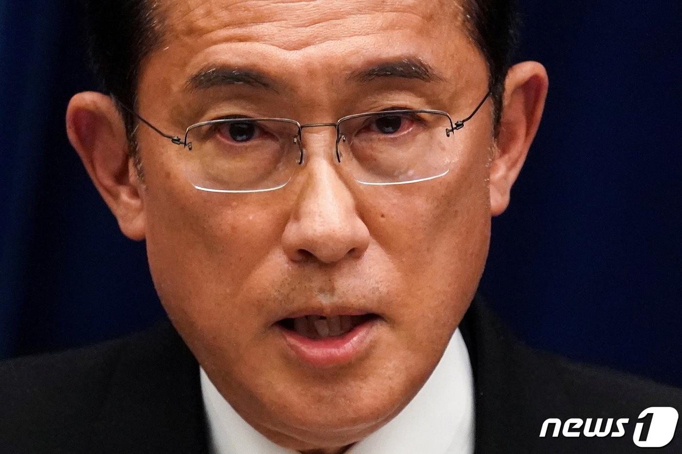 본문 이미지 - 기시다 후미오 일본 총리가 도쿄 총리 관저에서 기자회견을 열고 취재진의 질문에 답하고 있다. ⓒ 로이터=뉴스1