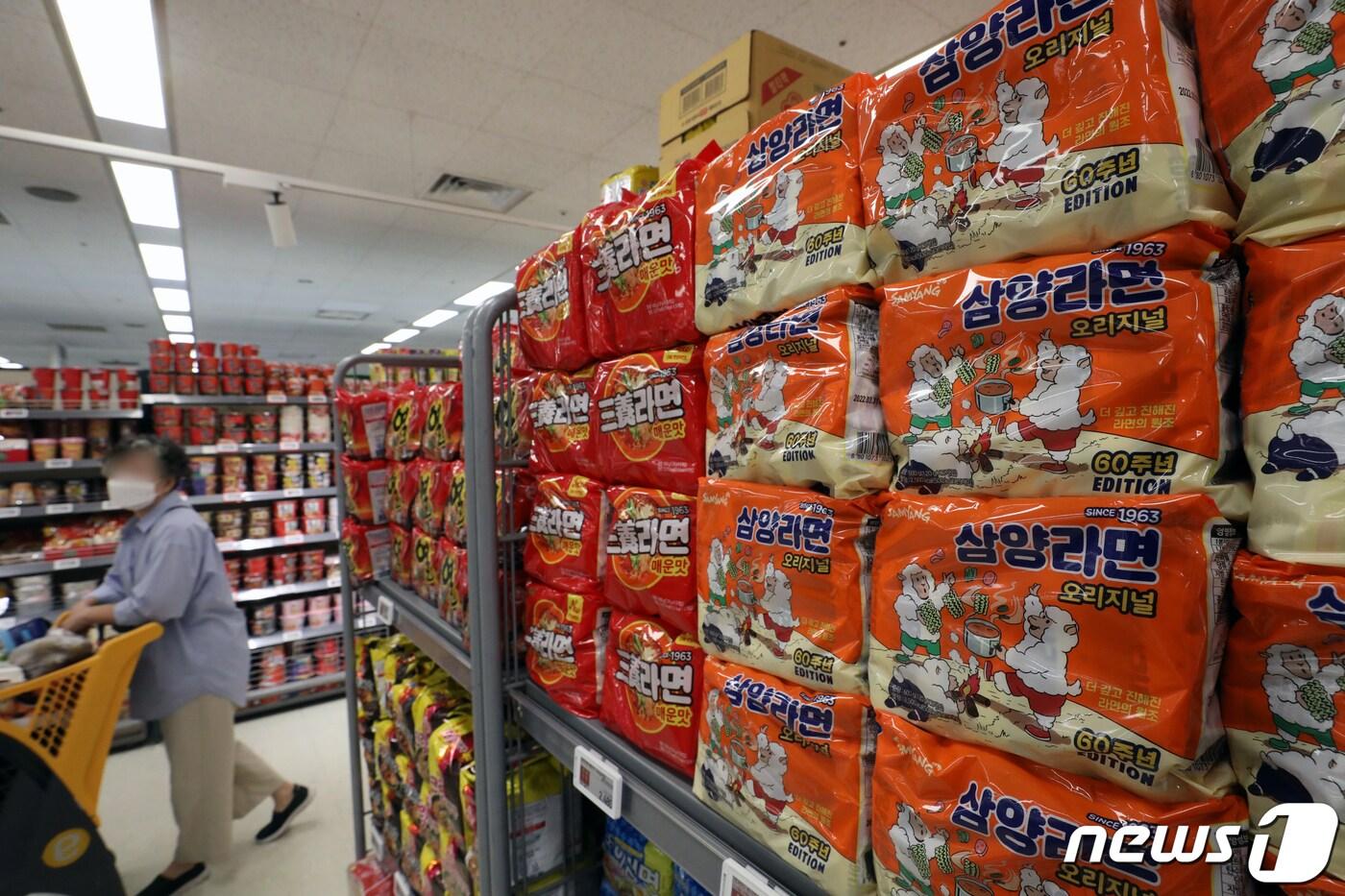 본문 이미지 - 서울시 내 한 대형마트에 삼양라면이 진열돼 있다. 2021.10.6/뉴스1 ⓒ News1 황기선 기자