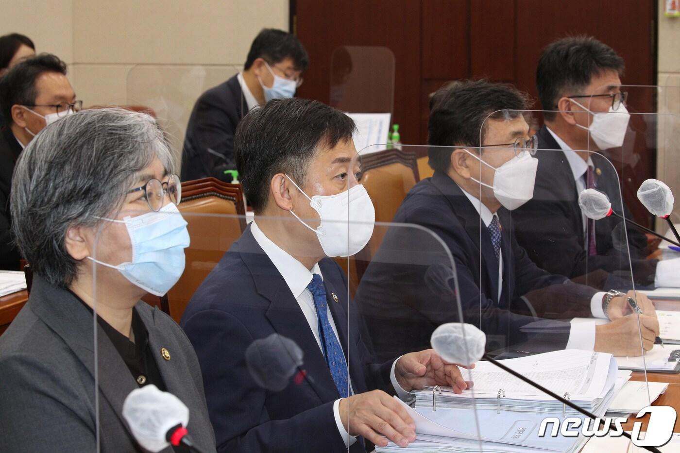 본문 이미지 - 6일 오전 국회에서 열린 보건복지위의 국정감사에 출석한 정은경 질병관리청장, 보건복지부 양성일 1차관, 권덕철 장관, 류근혁 2차관(왼쪽부터)이 의원들의 질문을 듣고 있다. 2021.10.6/뉴스1 ⓒ News1 이동해 기자
