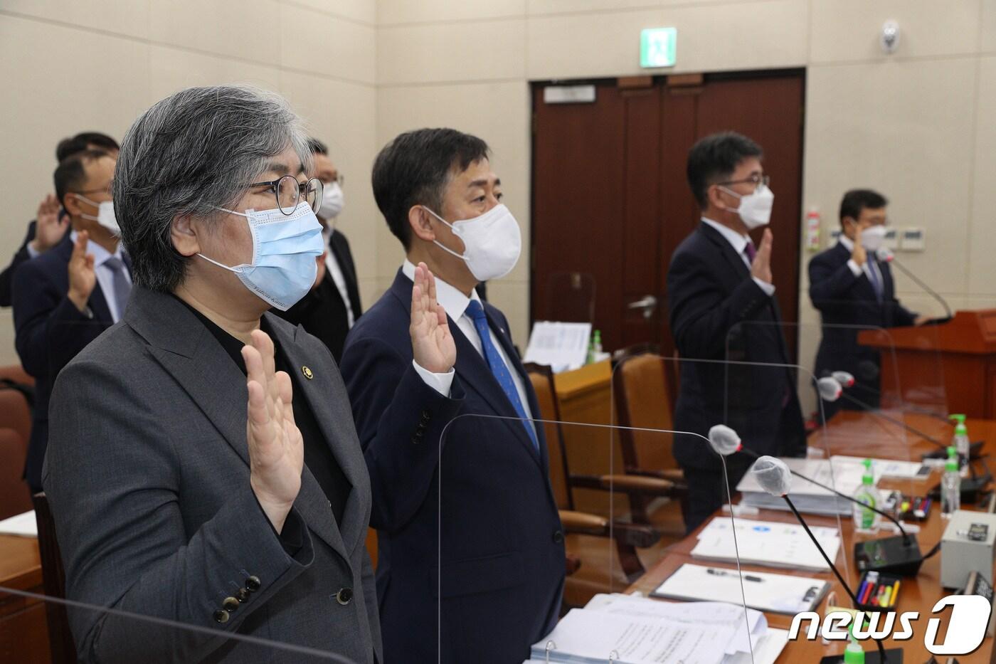 본문 이미지 - 6일 오전 국회에서 열린 보건복지위의 국정감사에 출석한 정은경 질병관리청장, 양성일 보건복지부 1차관, 강도태 보건복지부 2차관, 권덕철 보건복지부장관(왼쪽부터)이 증인선서를 하고 있다. 2021.10.6/뉴스1 ⓒ News1 이동해 기자