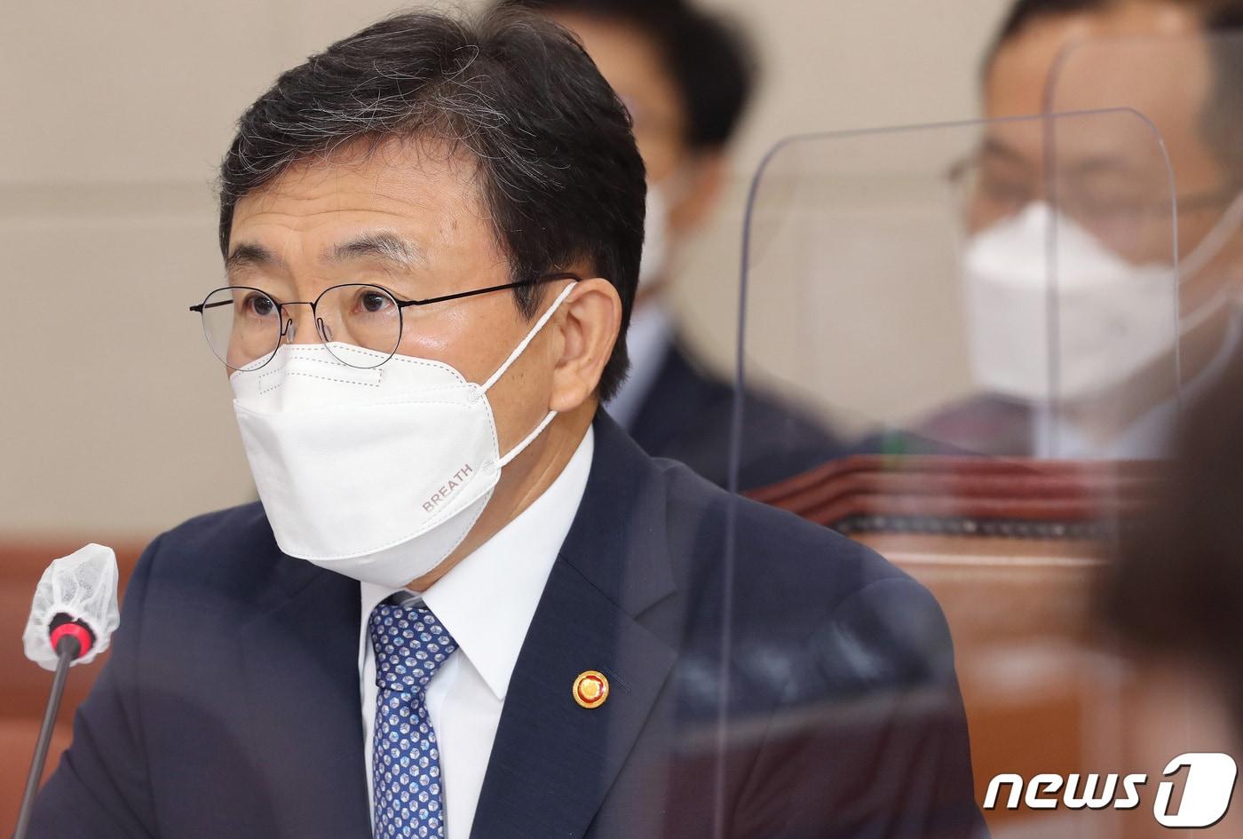 본문 이미지 - 권덕철 보건복지부 장관이 7일 국회에서 열린 보건복지위의 국정감사에 출석해 의원 질의에 답변하고 있다./뉴스1 ⓒ News1 이동해 기자