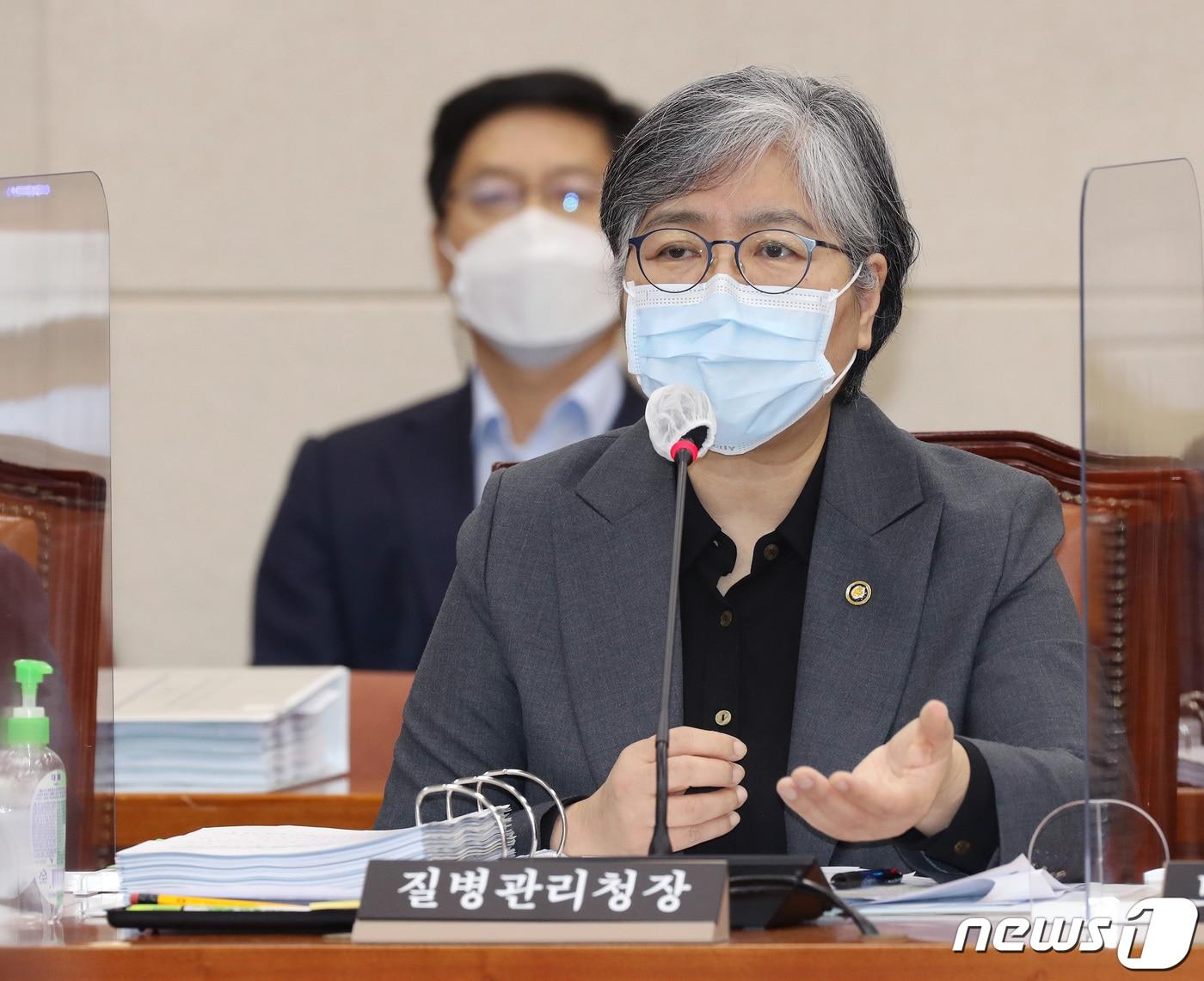 본문 이미지 - 정은경 질병관리청장이 6일 국회에서 열린 보건복지위의 국정감사에 출석해 의원 질의에 답변하고 있다. 2021.10.6/뉴스1 ⓒ News1 이동해 기자