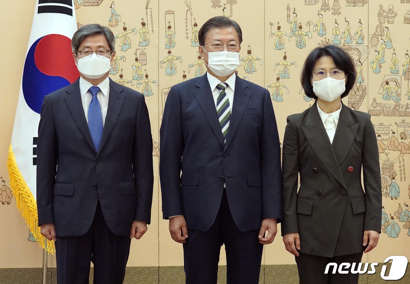 문재인 대통령이 6일 오전 청와대 본관에서 오경미 신임 대법관에게 임명장 수여 후 기념촬영을 하고 있다. 왼쪽은 김명수 대법원장.2021.10.6/뉴스1 ⓒ News1 이광호 기자