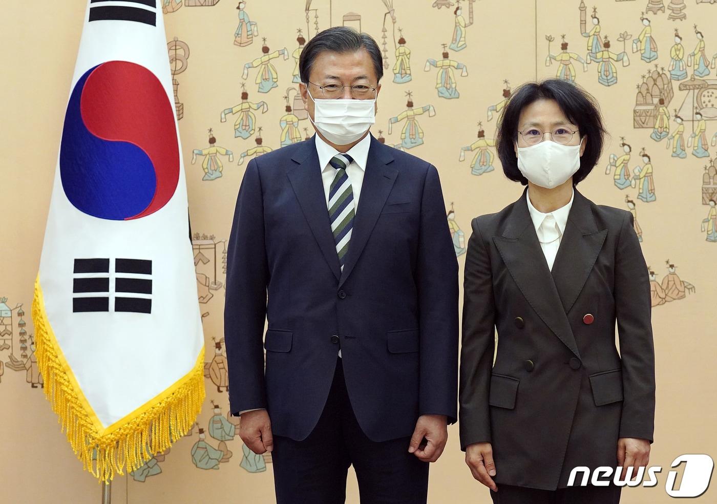 본문 이미지 - 문재인 대통령이 6일 오전 청와대 본관에서 오경미 신임 대법관에게 임명장 수여 후 기념촬영을 하고 있다. 2021.10.6/뉴스1 ⓒ News1 이광호 기자
