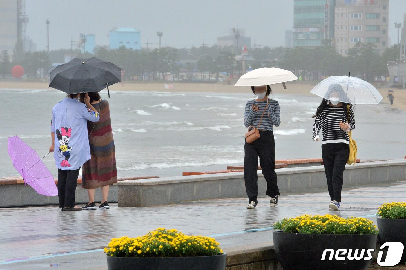 6일 경북 포항시 전역에 가을비가 내리는 가운데 북구 영일대해수욕장을 찾은 시민과 관광객들이 우산을 받쳐들고 걸어가고 있다. 2021.10.6/뉴스1 ⓒ News1 최창호 기자