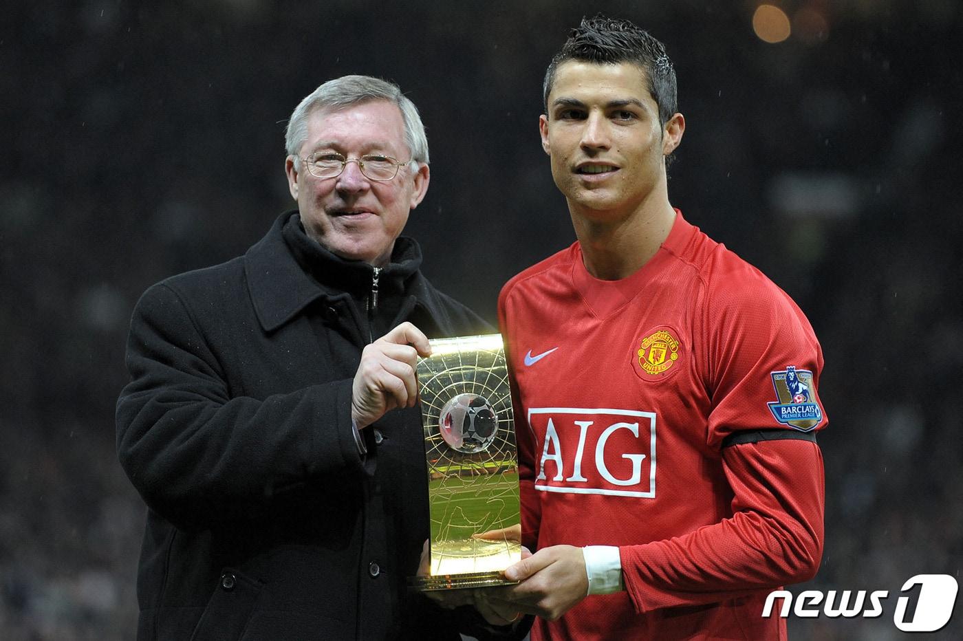 알렉스 퍼거슨 전 맨유 감독(왼쪽)과 전성기를 보냈던 크리스티아누 호날두. ⓒ AFP=뉴스1
