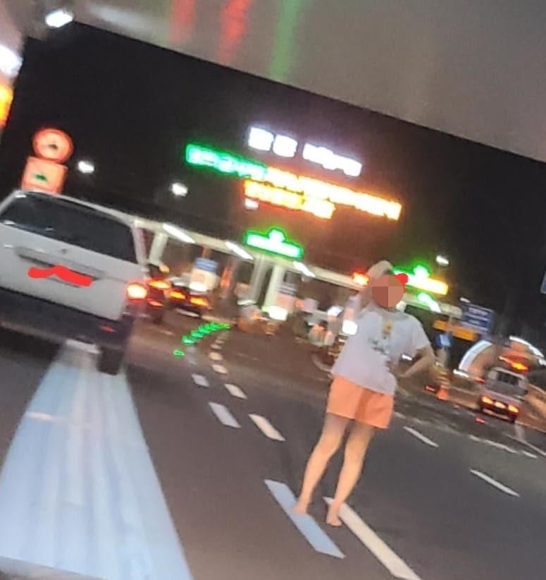 본문 이미지 - 창원 팔용터널 입구 요금소에서 한 여성이 맨발로 서 있어 경찰에 신고가 접수됐다.  (온라인 커뮤니티 '보배드림' 갈무리)ⓒ 뉴스1