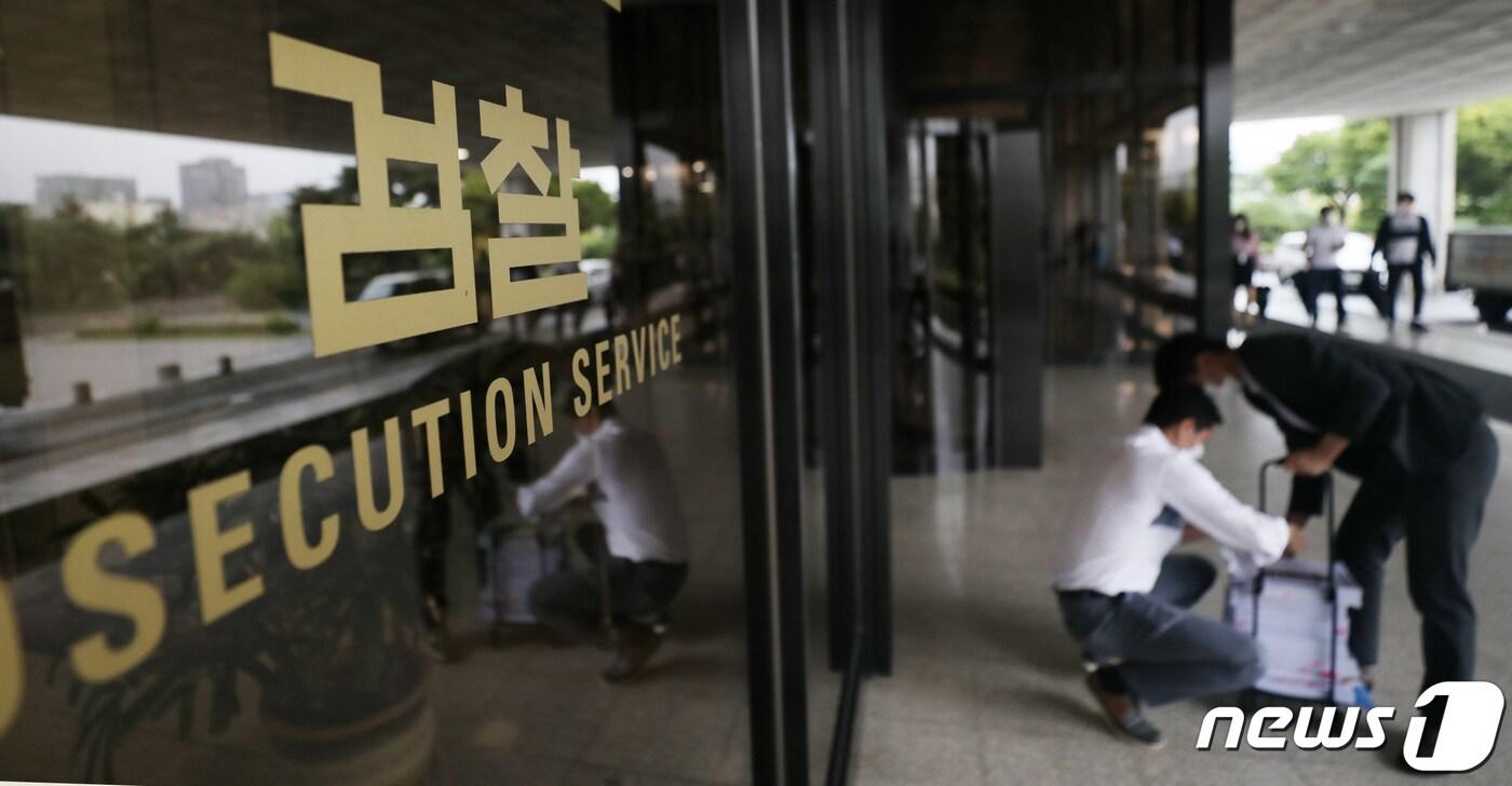 본문 이미지 - 검찰의 대장동 개발 의혹수사에 속도가 붙고 있는 가운데 6일 오후 서울 서초구 서울중앙지방검찰청에 적막감이 감돌고 있다. 검찰은 이날 이성문 전 화천대유자산관리(화천대유) 대표와 성남도시개발공사에서 대장동 개발의 실무를 담당한 김문기 성남도시개발공사 개발 1처장을 소환 조사했다.2021.10.6/뉴스1 ⓒ News1 박지혜 기자