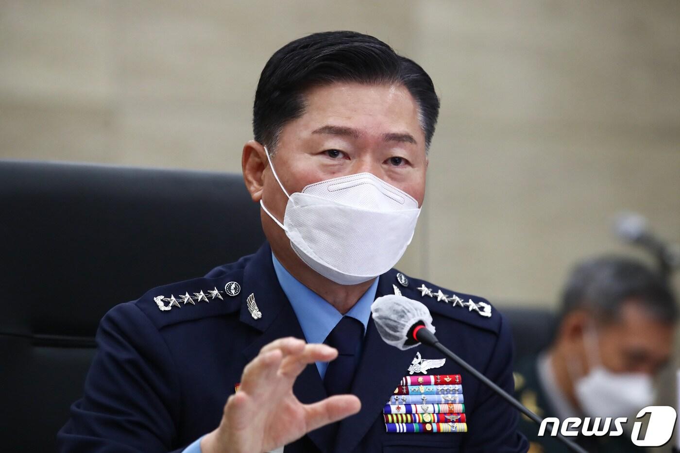 본문 이미지 - 원인철 합참의장이 6일 서울 용산구 합동참모본부 청사에서 열린 국회 국방위원회의 함동참모본부에 대한 국정감사에서 의원들의 질의에 답변하고 있다. 2021.10.6/뉴스1 ⓒ News1 오대일 기자