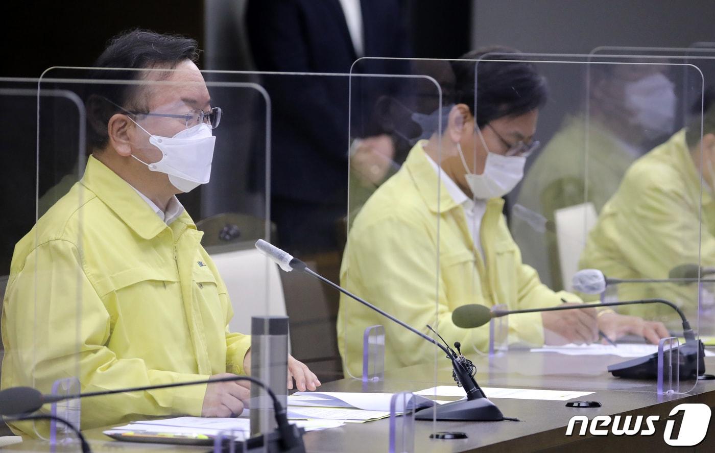 본문 이미지 - 김부겸 국무총리가 6일 정부세종청사 국무회의장에서 열린 아프리카돼지열병(ASF) 관계장관회의에서 모두발언을 하고 있다. 정부는 강원도 인제 소재 돼지농장에서 ASF가 확진된 것과 관련해 확산 방지를 위해 살처분 등 긴급 방역조치 중에 있다. 2021.10.6/뉴스1 ⓒ News1 장수영 기자