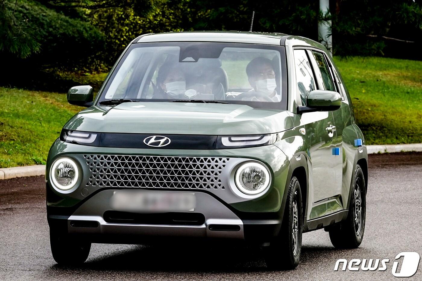 문재인 대통령이 6일 오후 청와대에서 광주형 일자리 사업으로 생산된 현대차의 첫 경형SUV(스포츠유틸리티차) '캐스퍼'를 인도받아 시운전하고 있다. 청와대 제공) 2021.10.6/뉴스1