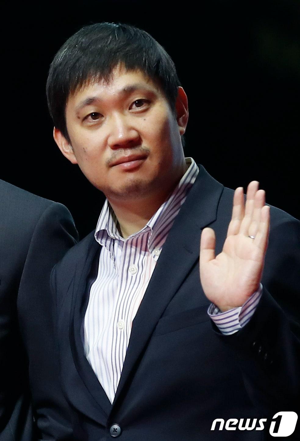 본문 이미지 - 하마구치 류스케 감독이 6일 오후 부산광역시 우동 영화의 전당에서 열린 '제26회 부산국제영화제(BIFF)' 개막식 레드카펫 행사에 참석해 포즈를 취하고 있다. 2021.10.6/뉴스1 ⓒ News1 권현진 기자