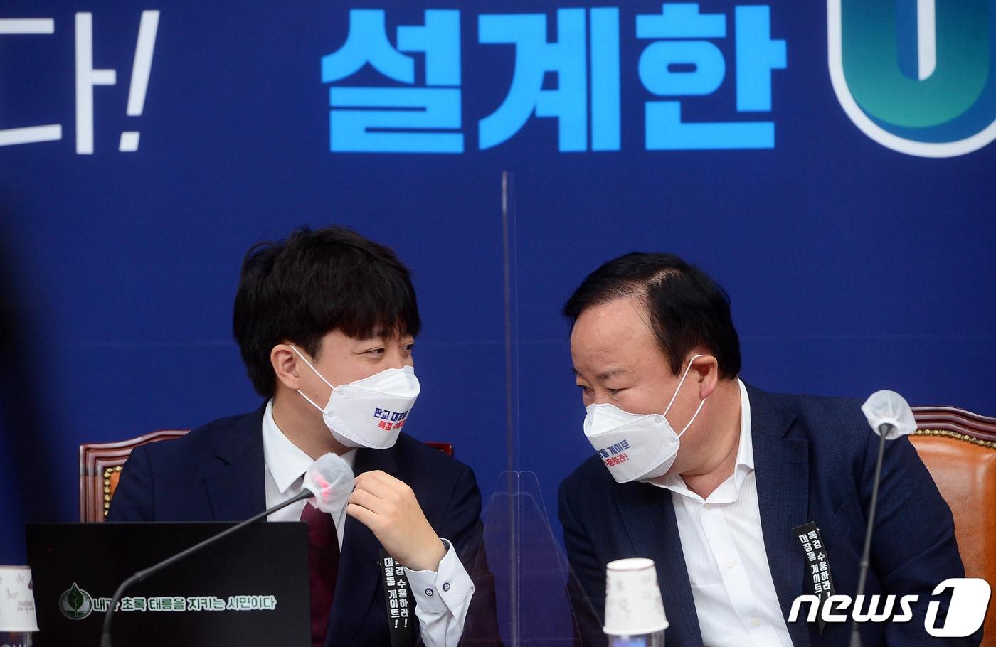 이준석 국민의힘 대표(왼쪽)와 김재원 최고위원은 최근 2030당원 탈당문제를 놓고 파열음을 빚고 있다. ⓒ News1 이동해 기자