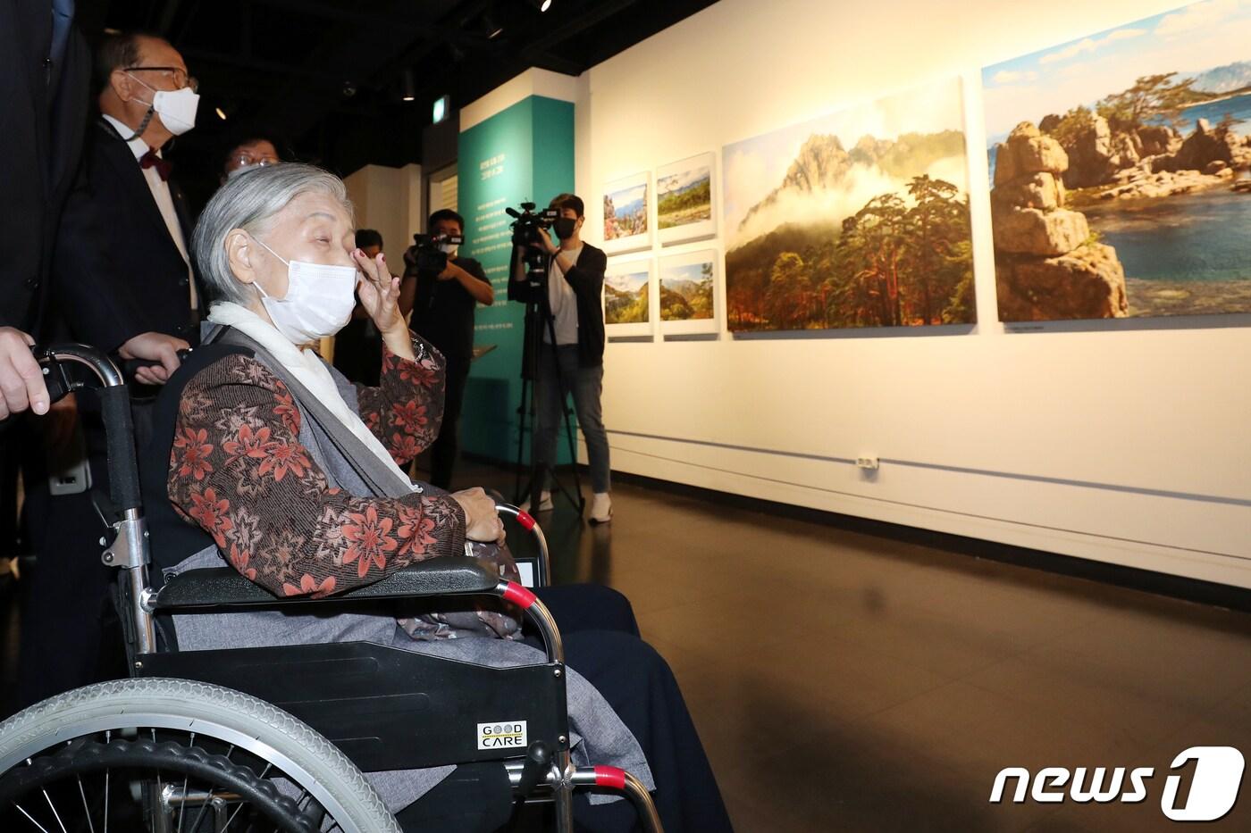 본문 이미지 - 개성에 가족과 고향을 둔 실향민 윤인순(88세) 어르신이 7일 오전 경기 파주 오두산 통일전망대에서 열린 이산가족 고향 사진전 '꿈엔들 잊힐리야'를 이인영 통일부 장관과 함께 관람하던 중 고향 생각에 눈물 짓고 있다. 2021.10.7/뉴스1 ⓒ News1 민경석 기자