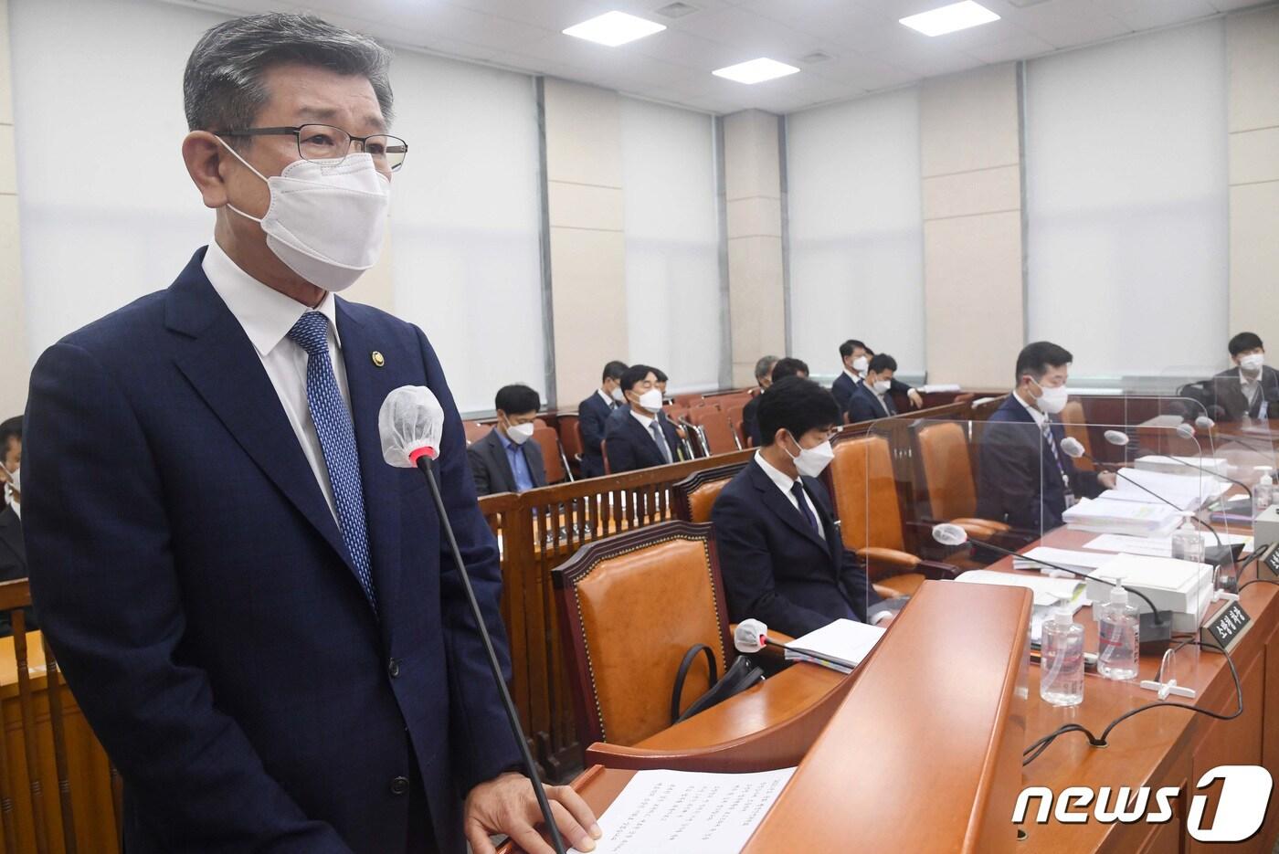 본문 이미지 - 신열우 소방청장이 7일 서울 여의도 국회에서 열린 행정안전위원회의 소방청 등에 대한 국정감사에서 업무보고를 하고 있다. 2021.10.7/뉴스1 ⓒ News1 구윤성 기자