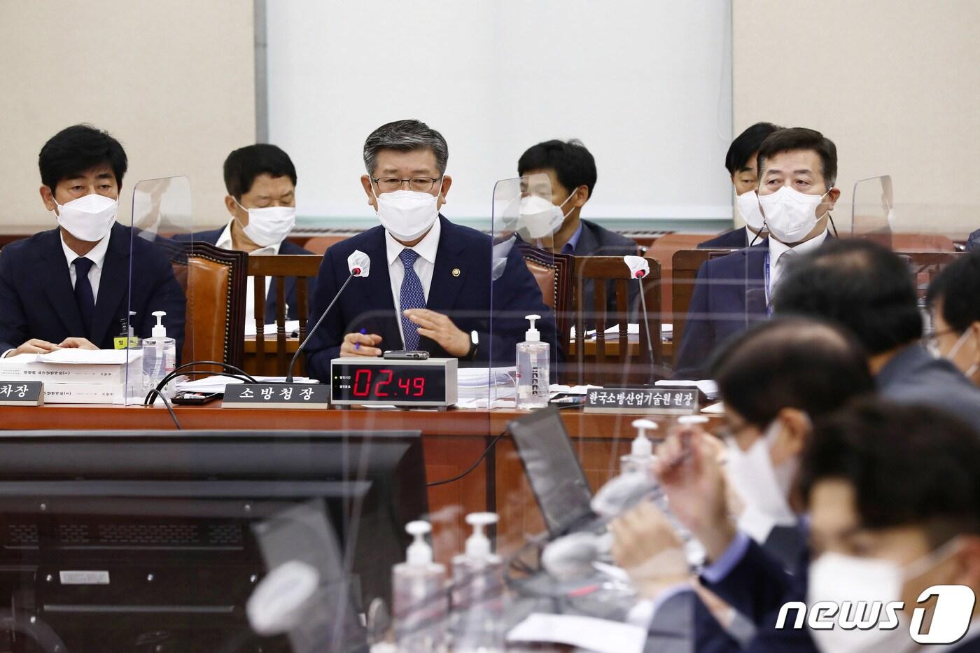 본문 이미지 - 신열우 소방청장이 7일 서울 여의도 국회에서 열린 행정안전위원회의 소방청 등에 대한 국정감사에서 의원들의 질의에 답변하고 있다. 2021.10.7/뉴스1 ⓒ News1 구윤성 기자