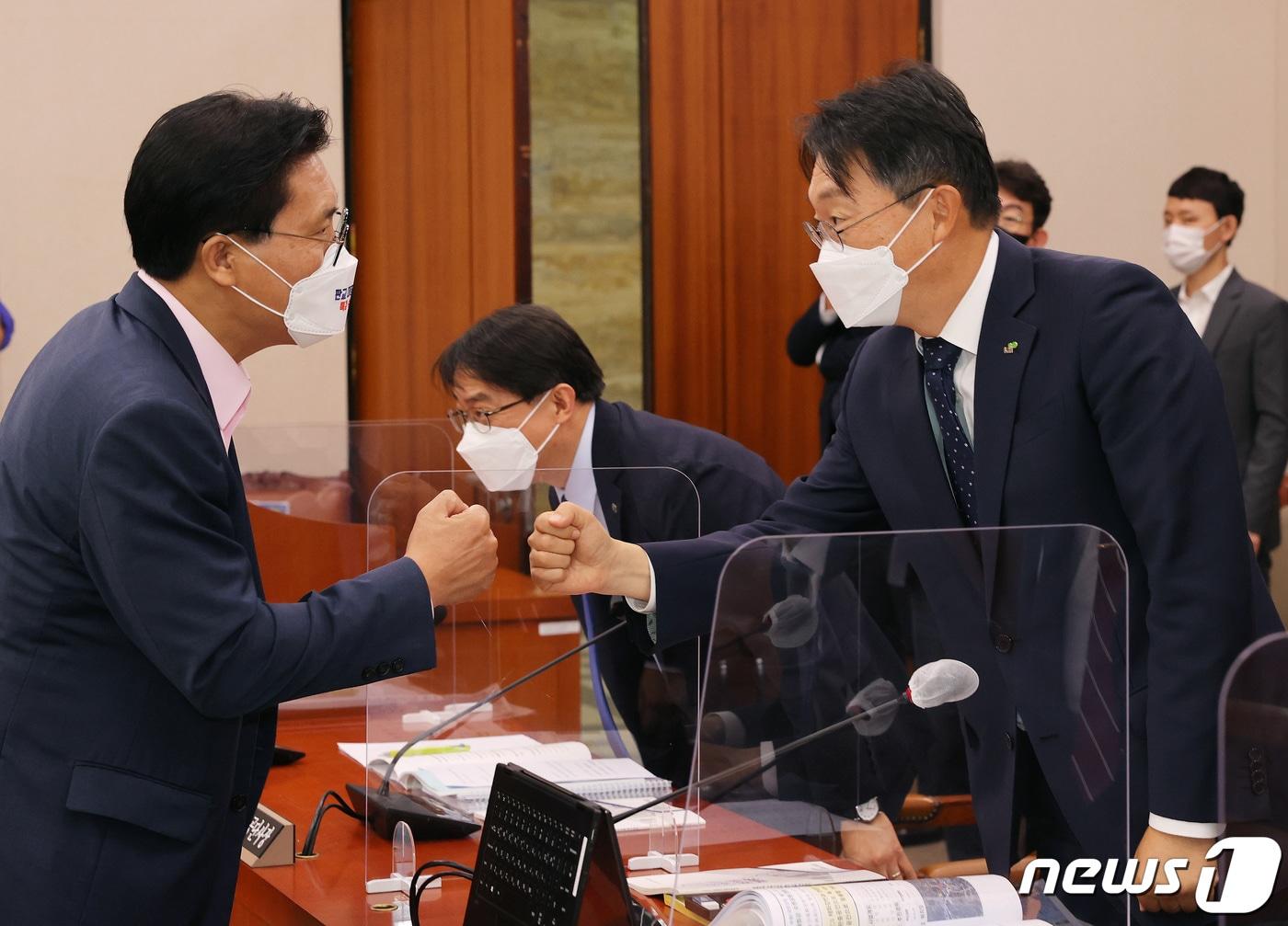 본문 이미지 - 김현준 한국토지주택공사(LH)사장이 7일 오전 서울 여의도 국회에서 열린 국토교통위원회의 한국토지주택공사(LH), 국토안전관리원, 주택관리공단, 건설기술교육원 등에 대한 국정감사에서 송석준 국토위 국민의힘 간사와 인사하고 있다. 2021.10.7/뉴스1 ⓒ News1 이동해 기자