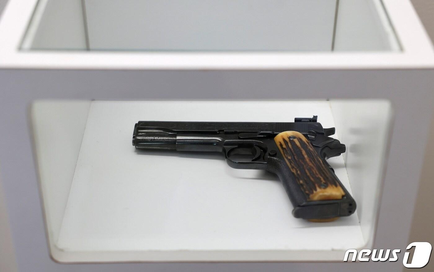 5일(현지시간) 캘리포니아 새크라멘토에서 열린 경매에 갱단 두목 알 카포네가 가장 좋아한 총으로 알려진 콜트 45구경 자동권총이 올라왔다. ⓒ 로이터=뉴스1 ⓒ News1 금준혁 기자