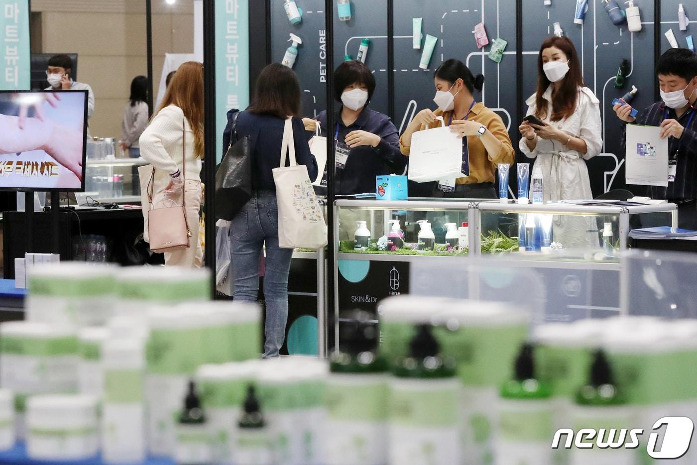 7일 오후 경기 고양 킨텍스에서 열린 '2021 K-뷰티엑스포'를 찾은 관람객들이 다양한 종류의 미용·화장용품을 살펴보고 있다. (사진은 기사 내용과 무관함)  2021.10.7/뉴스1 ⓒ News1 민경석 기자