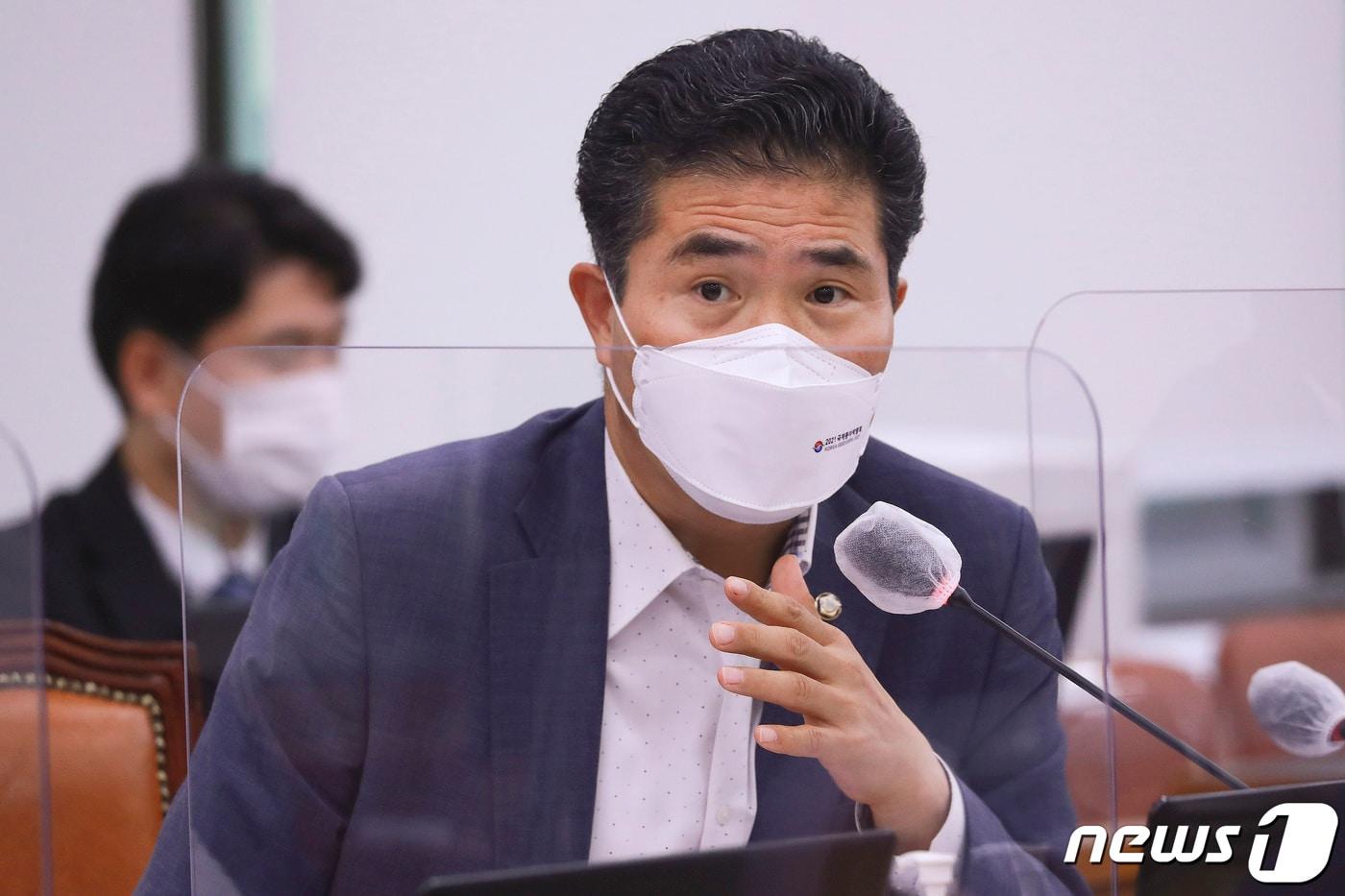 본문 이미지 - 이원택 더불어민주당 의원이 7일 오후 서울 여의도 국회에서 열린 농림축산식품해양수산위원회의 해양수산부 국정감사에서 질의를 하고 있다. 2021.10.7/뉴스1 ⓒ News1 이동해 기자