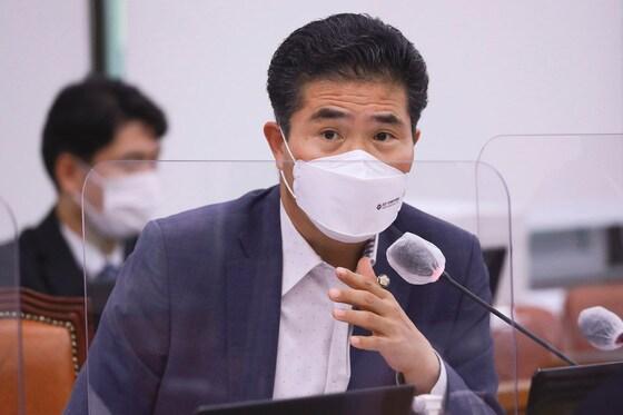 본문 이미지 - 이원택 더불어민주당 의원이 국회에서 열린 농림축산식품해양수산위원회의 해양수산부 국정감사에서 질의를 하고 있다. /뉴스1 ⓒ News1 이동해 기자