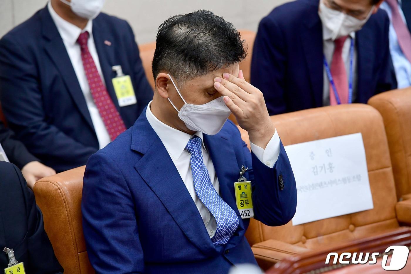 본문 이미지 - 김범수 카카오 의장이 7일 서울 여의도 국회에서 열린 산업통상자원중소벤처기업위원회의 중소벤처기업부 등에 대한 국정감사에서 얼굴을 만지고 있다. 2021.10.7/뉴스1 ⓒ News1 이동해 기자