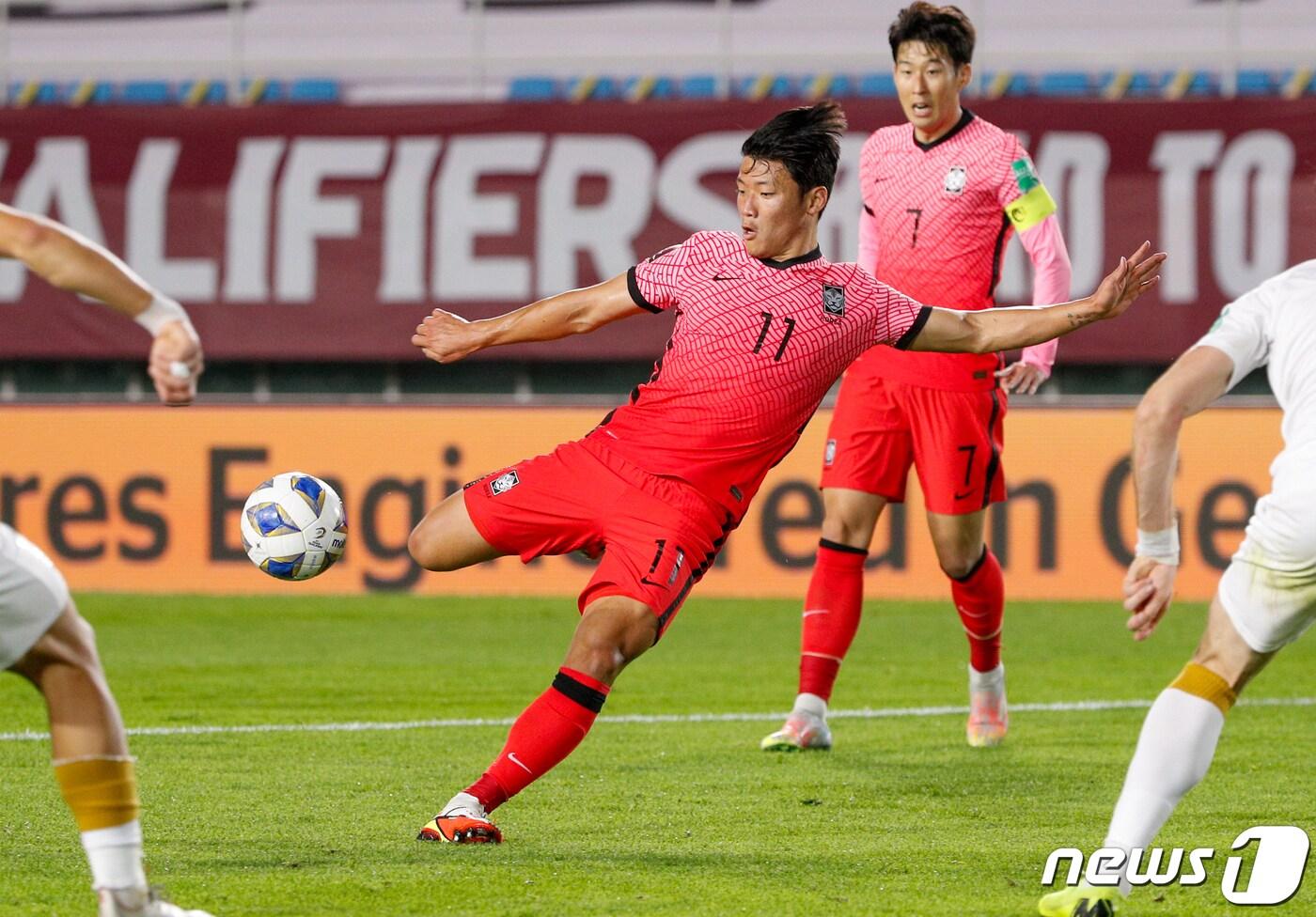 7일 오후 경기 안산와스타디움에서 열린 2022 국제축구연맹(FIFA) 카타르 월드컵 아시아지역 최종예선 A조 3차전 대한민국과 시리아의 경기에서 황희찬이 골문을 향해 슈팅하고 있다. 2021.10.7/뉴스1 ⓒ News1 안은나 기자