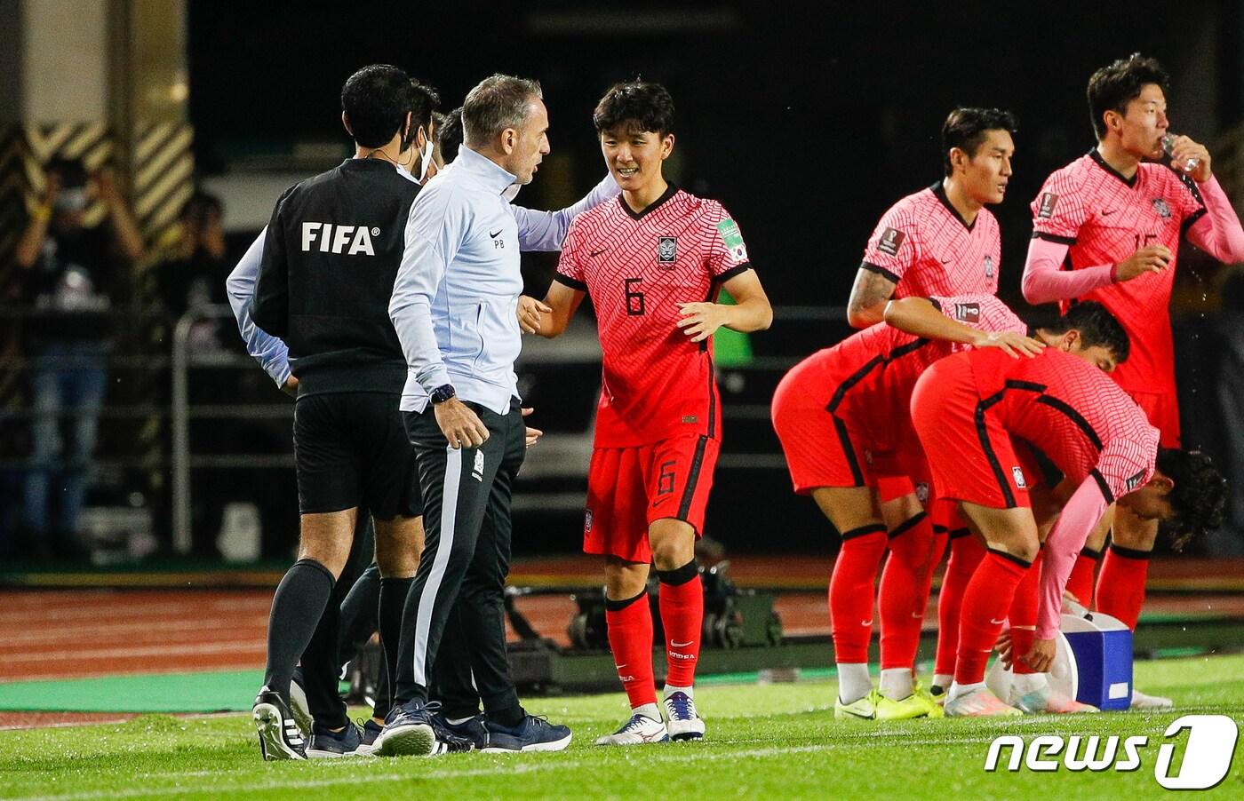 벤투 감독과 황인범.ⓒ News1 DB