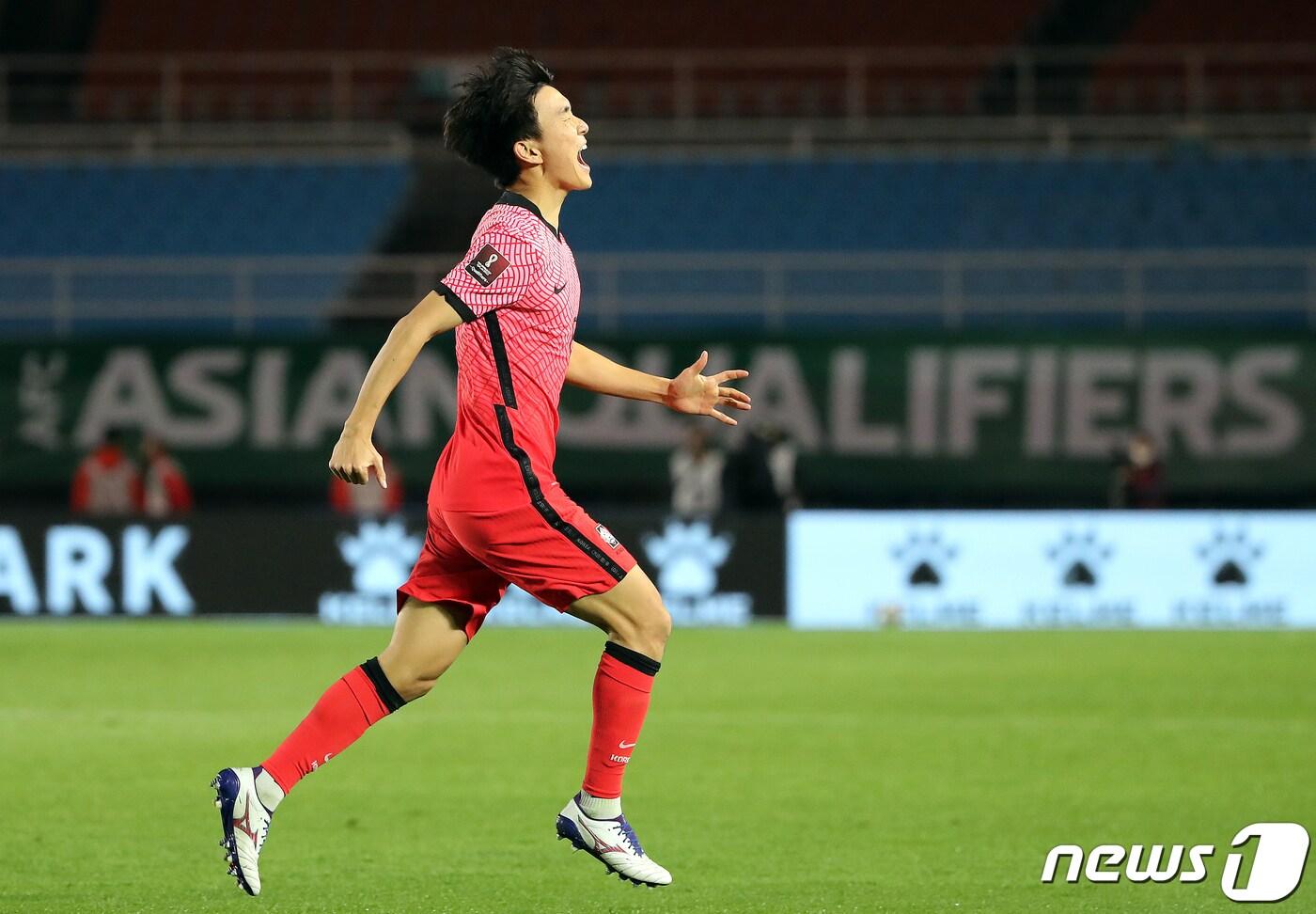 7일 오후 경기도 안산시 단원구 안산와스타디움에서 열린 2022 국제축구연맹(FIFA) 카타르 월드컵 아시아지역 최종예선 A조 대한민국과 시리아의 경기 후반 대한민국 황인범이 선취골을 넣고 환호하고 있다. 2021.10.7/뉴스1 ⓒ News1 김진환 기자