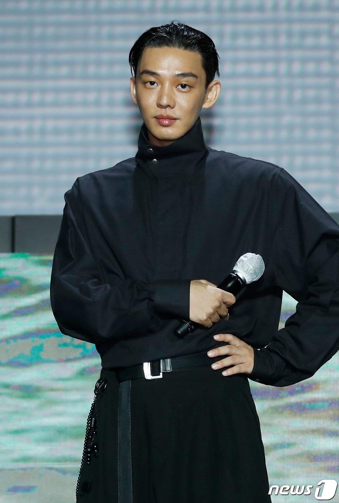 본문 이미지 - 배우 유아인이 7일 오후 부산 해운대구 영화의전당 야외극장에서 열린 제26회 부산국제영화제 초청작 '지옥' GV 행사에 참석해 매력을 발산하고 있다. 2021.10.7/뉴스1 ⓒ News1 권현진 기자