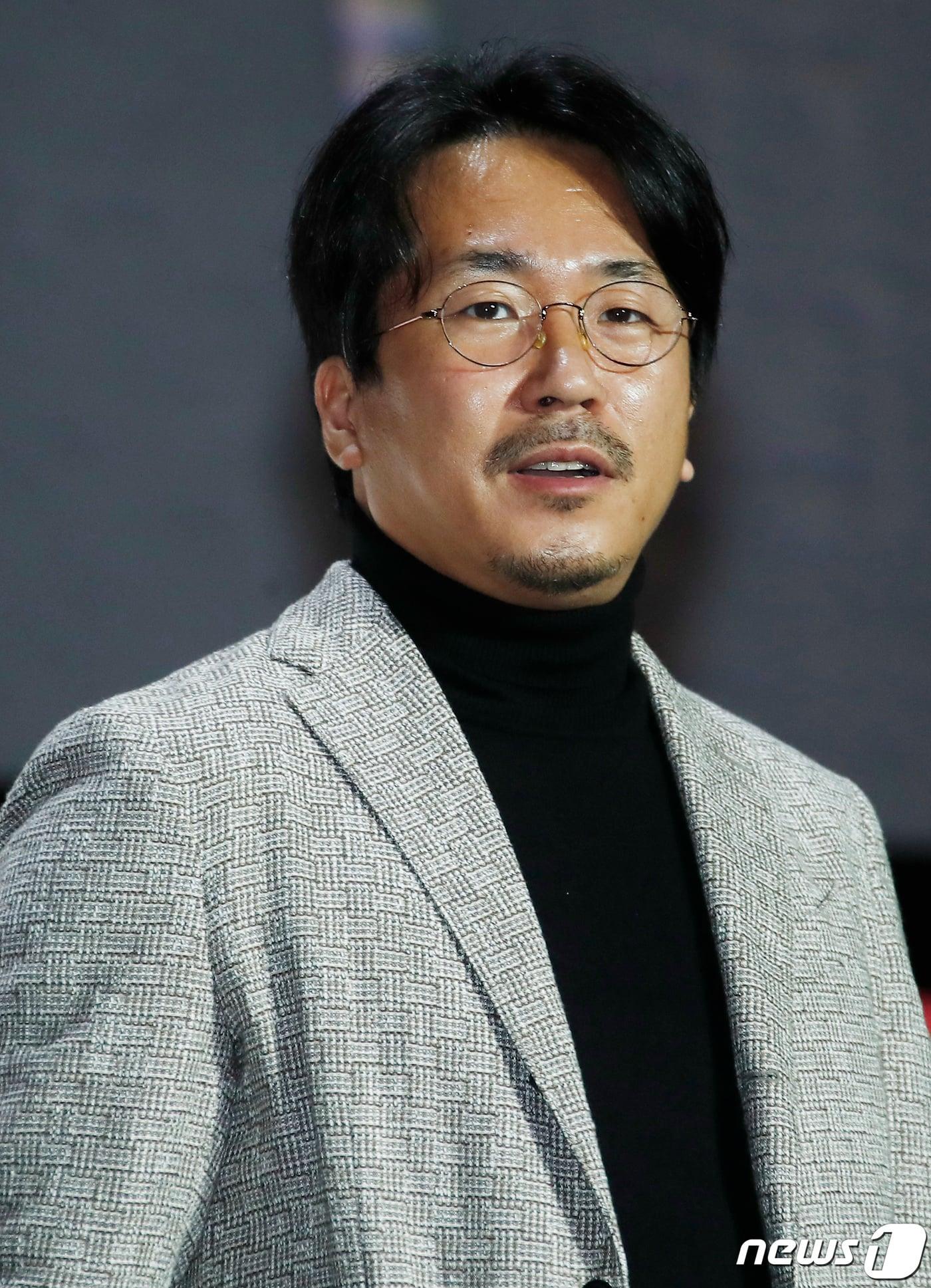 본문 이미지 - 배우 겸 감독 양익준이 7일 오후 부산 해운대구 영화의전당 야외극장에서 열린 제26회 부산국제영화제 초청작 '지옥' GV 행사에 참석해 팬들과 즐거운 시간을 보내고 있다. 2021.10.7/뉴스1 ⓒ News1 권현진 기자