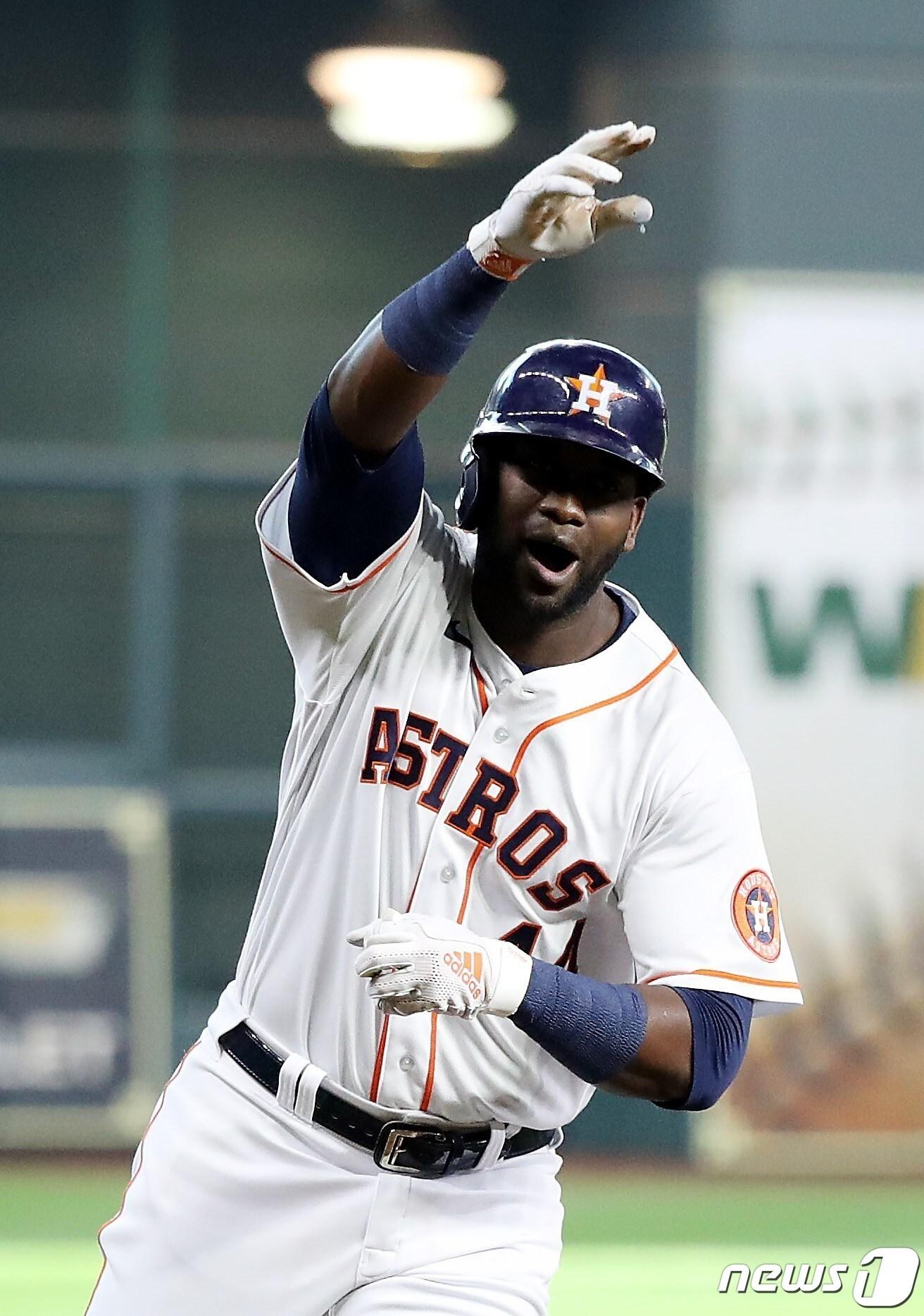 본문 이미지 - 메이저리그 디비전시리즈에서 홈런을 기록한 요르단 알바레즈. ⓒ AFP=뉴스1