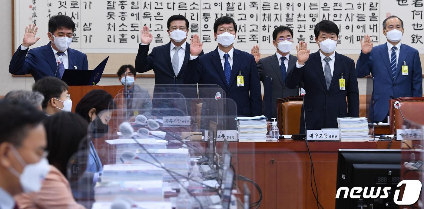 본문 이미지 - 이균용 대전고등법원장(앞줄 왼쪽)이 8일 서울 여의도 국회에서 열린 법제사법위원회의 대전고법 등에 대한 국정감사에서 증인선서하고 있다. 2021.10.8/뉴스1 ⓒ News1 이동해 기자