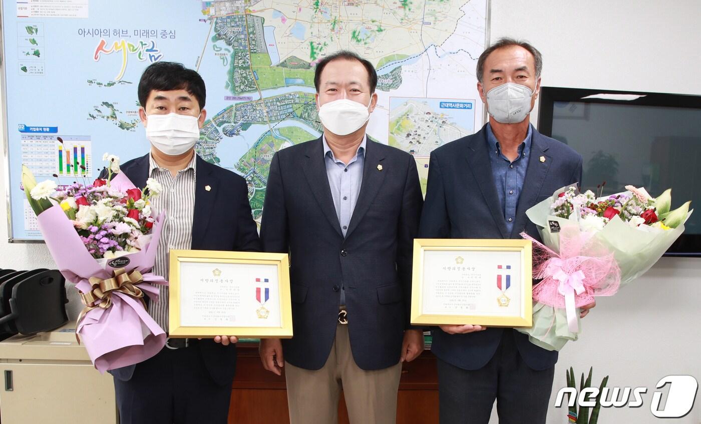 본문 이미지 - 군산시의회 이한세(사진 오른쪽)·박광일(왼쪽) 의원이 8일 전북시군의회의장협의회로부터 의정봉사상을 수상했다.ⓒ 뉴스1