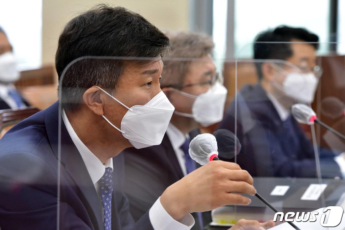 본문 이미지 - 김대지 국세청장이 8일 서울 여의도 국회에서 열린 기획재정위원회의 국세청 등에 대한 국정감사에서 의원 질의를 듣고 있다. 2021.10.8/뉴스1 ⓒ News1 이동해 기자