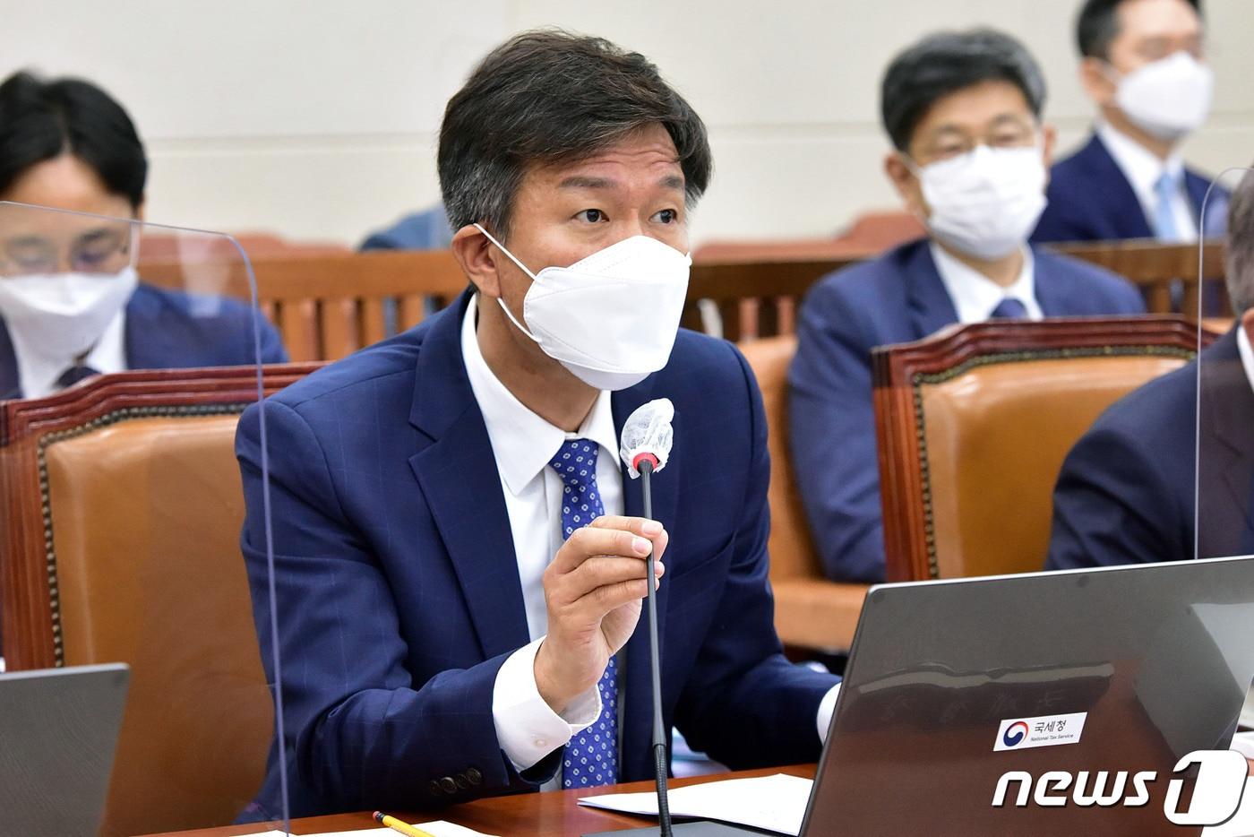 김대지 국세청장이 8일 서울 여의도 국회에서 열린 기획재정위원회의 국세청 등에 대한 국정감사에서 질의에 답하고 있다. 2021.10.8/뉴스1 ⓒ News1 이동해 기자