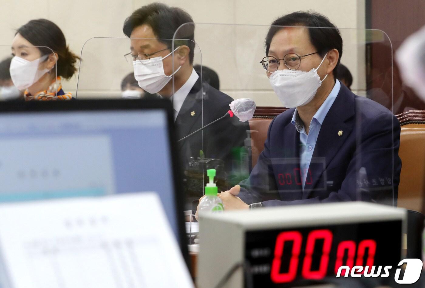 본문 이미지 - 김성주 더불어민주당 간사가 8일 서울 여의도 국회에서 열린 보건복지위원회의 식품의약품안전처 등에 대한 국정감사에서 국민의힘 의원들의 특검 수용 리본 부착 문제로 지연된 것에 대해 발언하고 있다. 2021.10.8/뉴스1 ⓒ News1 이동해 기자