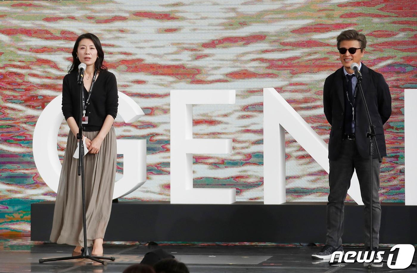 배우 조윤희, 권해효(오른쪽)가 8일 오전 부산 영화의전당 야외무대에서 열린 영화 ‘당신 얼굴 앞에서’(감독 홍상수) 오픈토크에 참석해 인사말을 하고 있다. 2021.10.8/뉴스1 ⓒ News1 권현진 기자