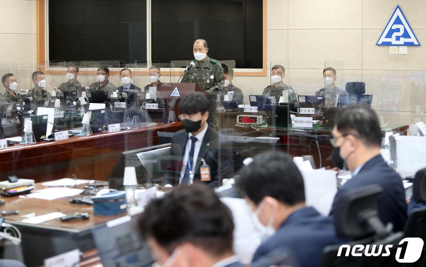 본문 이미지 - 김정수 육군 제2작전사령관이 8일 대구 제2작전사령부에서 열린 국회 국방위원회의 국정감사에서 현안보고를 하고 있다. 2021.10.8./뉴스1 ⓒ News1 공정식 기자