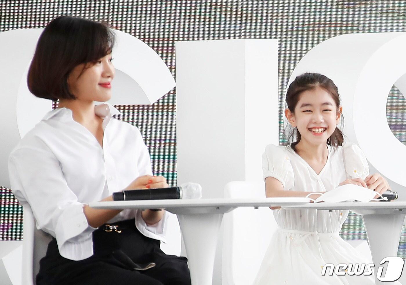 배우 박소이가 8일 부산 영화의전당 야외무대에서 열린 옴니버스 프로젝트 '언프레임드‘ 단편 '반디' 무대 인사에 참석해 최희서에 대한 무한 사랑을 이야기 하고 있다. 2021.10.8/뉴스1 ⓒ News1 권현진 기자