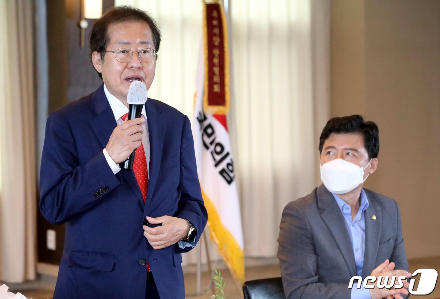 본문 이미지 - 8일 국민의힘 경북 구미시갑 구자근 의원 사무실에서 열린 당원 간담회에서 홍준표 대선 경선 후보가 인사말을 하고 있다. 홍 후보는 "20~30대와 호남의 지지를 받아야 정권교체가 가능하다고 말했다..2021.10.8/뉴스1 ⓒ News1 정우용 기자