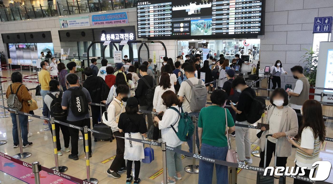본문 이미지 - 주말과 한글날 대체공휴일로 이어지는 사흘 간의 연휴를 앞둔 8일 서울 강서구 김포공항 국내선 출국장이 여행객들로 붐비고 있다. 2021.10.8/뉴스1 ⓒ News1 민경석 기자