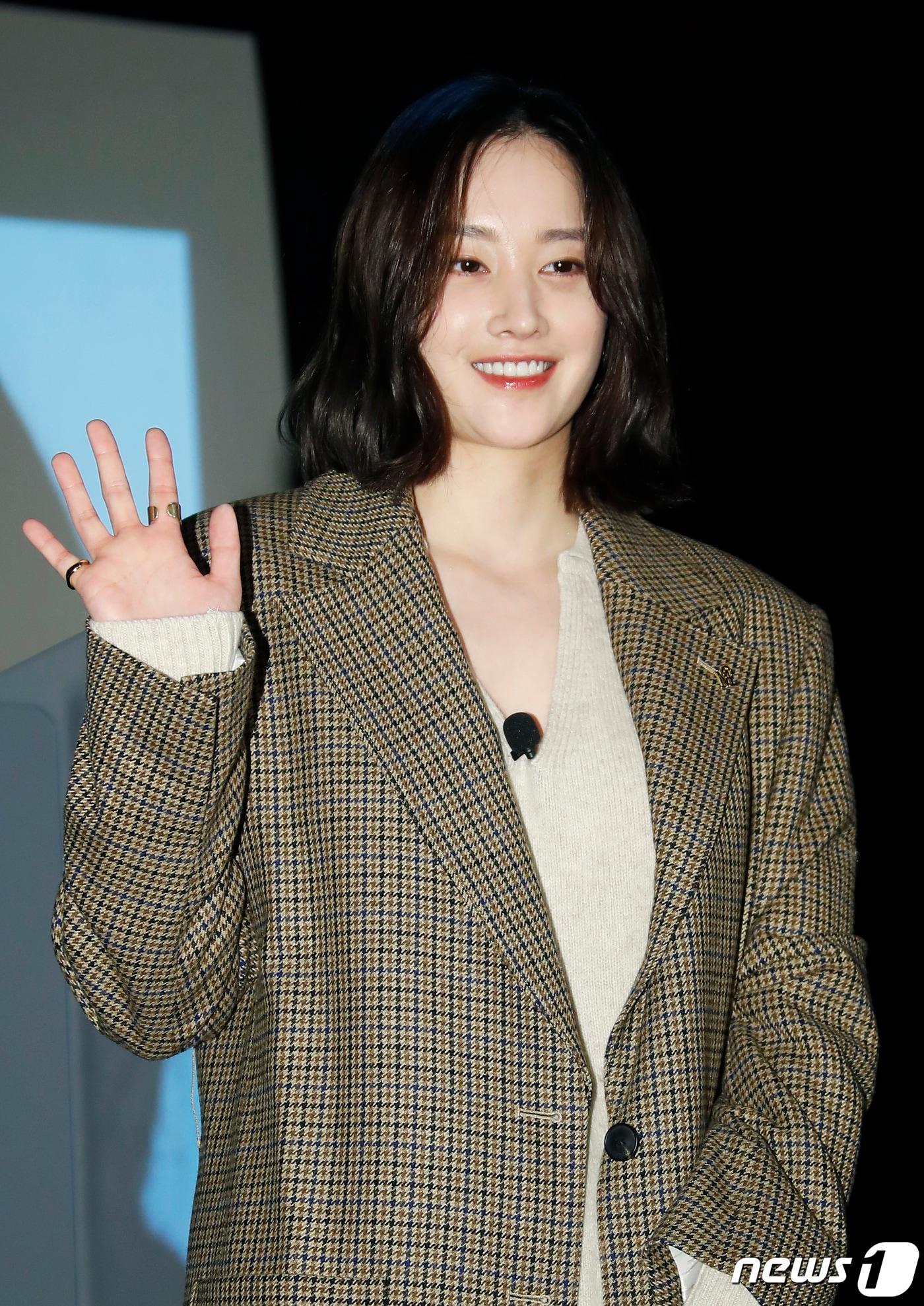 본문 이미지 - 배우 전종서가 8일 오후 부산 해운대구 우동 KNN시어터에서 열린 ‘제26회 부산국제영화제 액터스 하우스에 참석해 포즈를 취하고 있다. 2021.10.8/뉴스1 ⓒ News1 권현진 기자