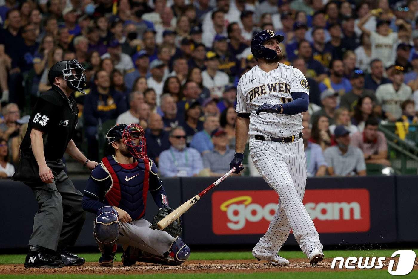 밀워키 브루어스의 라우디 텔레즈가 9일 열린 애틀랜타 브레이브스와 내셔널리그 디비전시리즈 1차전에서 결승 투런 홈런을 때렸다. ⓒ AFP=뉴스1