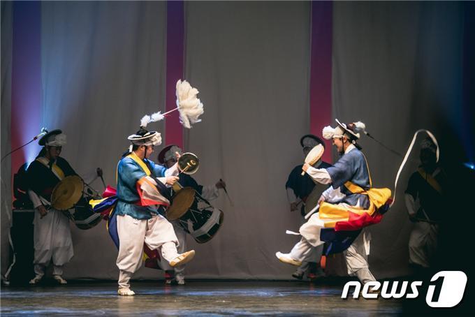본문 이미지 - 9일 사물놀이 몰개는 오는 17일 충북 충주 호암예술관에서 8회 전국 동호인 사물놀이 경연대회를 비대면 방식으로 개최한다고 밝혔다. 사진은 사물놀이 경연 모습.(사물놀이 몰개 제공)2021.10.9/ⓒ 뉴스1